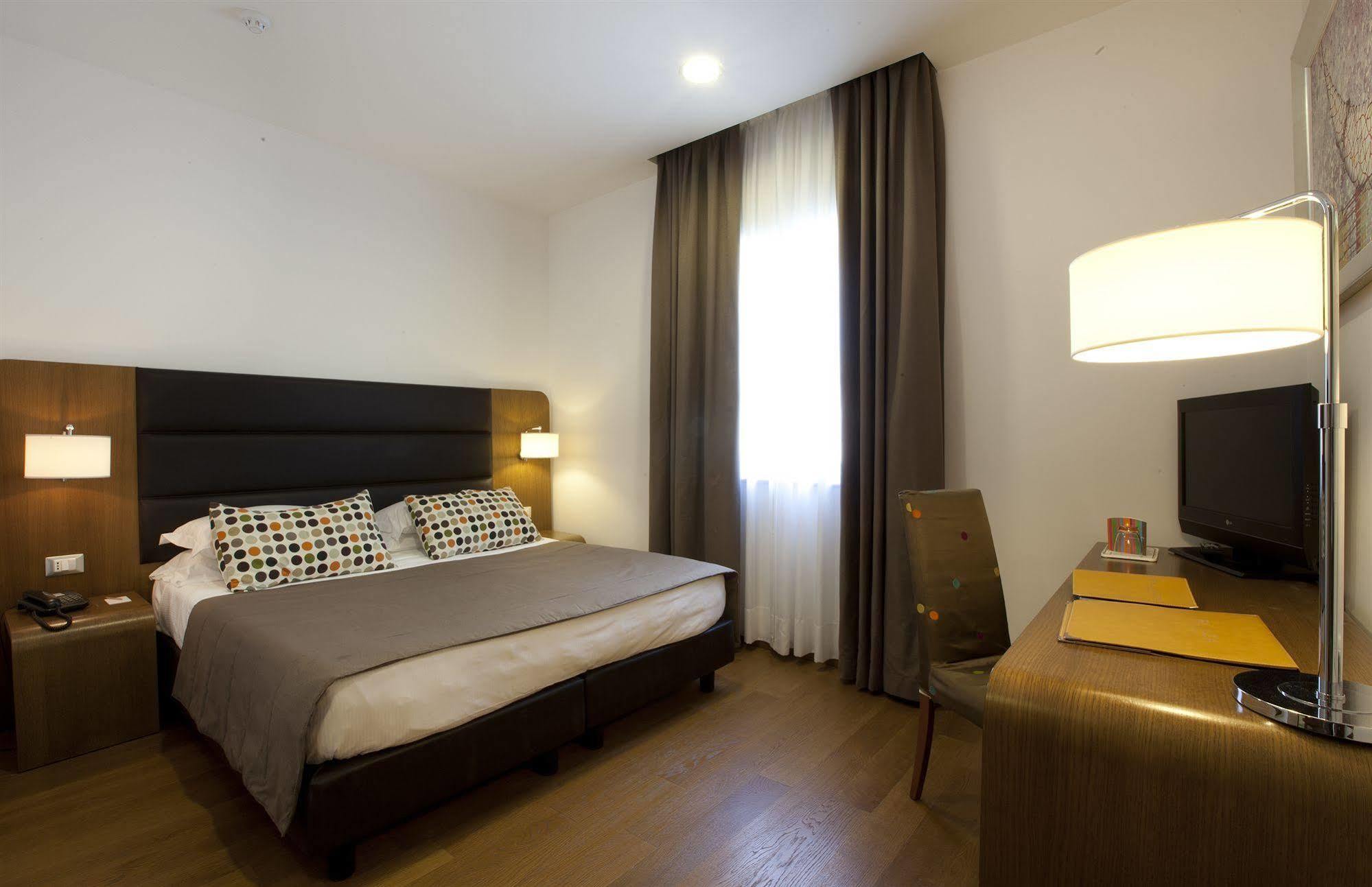 Hotel Plaza Sorrento Bagian luar foto
