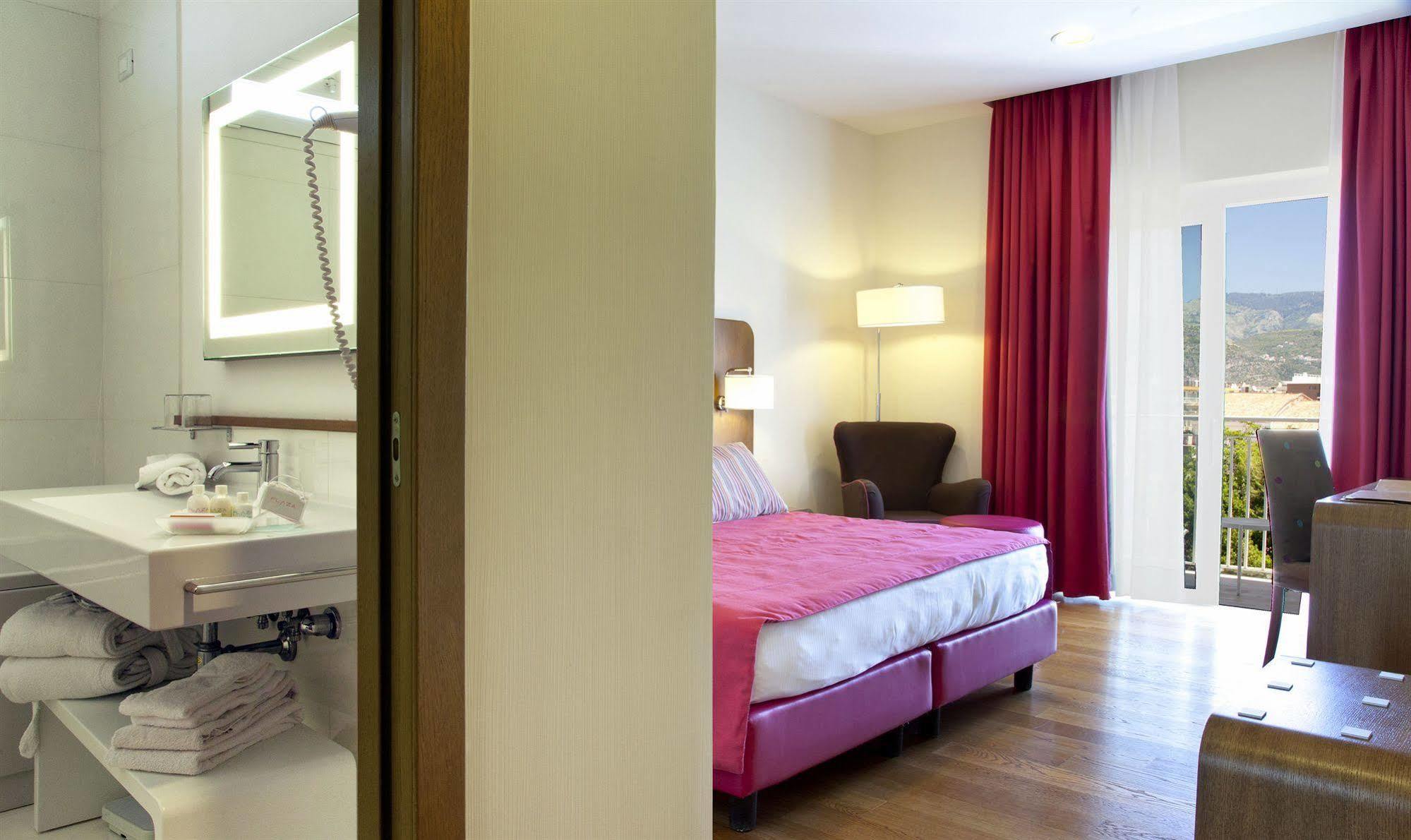 Hotel Plaza Sorrento Bagian luar foto